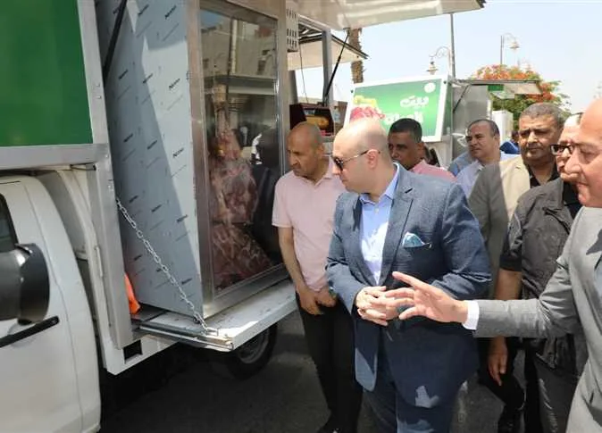 لحوم بأسعار مخفضة استعدادًا لعيد الأضحى.. شاحنات السلع الأساسية تجوب مراكز بني سويف لحوم بأسعار مخفضة استعدادًا لعيد الأضحى.. شاحنات السلع الأساسية تجوب مراكز بني سويف