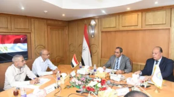 محافظ قنا يناقش سبل تعزيز الإيرادات الذاتية وتعظيم الاستفادة من الأصول العامة
