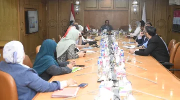 محافظ قنا يعقد اجتماعاً شاملاً لمتابعة تنفيذ مبادرة اليونسكو “أريد أن أكون مدينة تعليمية”