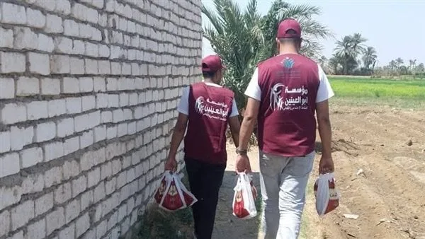مؤسسة أبو العينين، العضو في التحالف الوطني، توزع لحوم الأضاحي على العائلات المحتاجة في بني سويف.