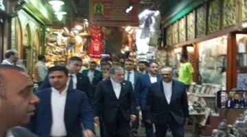 بالفيديو والصور: وزير الخارجية الإيراني يتجول في خان الخليلي ويؤدي صلاة المغرب في مسجد الحسين