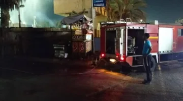 إخماد حريق اندلع في نخل قرب مستودع لمشروبات غازية في قليوب.. صور