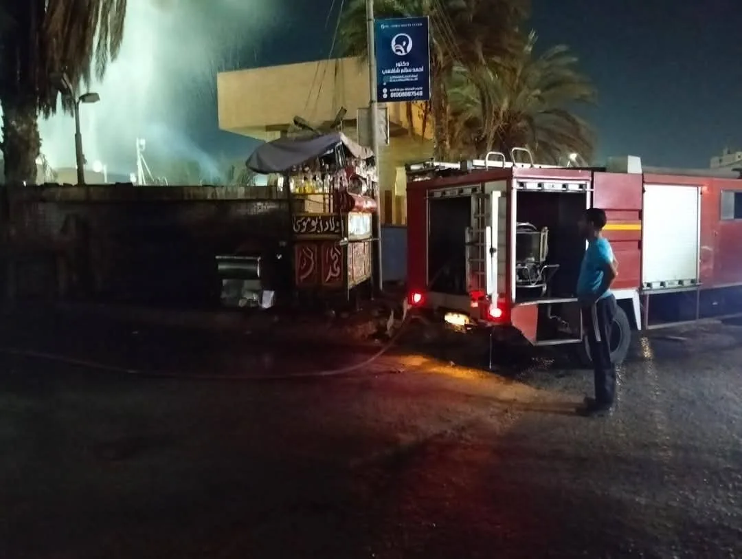 إخماد حريق اندلع في نخل قرب مستودع لمشروبات غازية في قليوب.. صور إخماد حريق اندلع في نخل قرب مستودع لمشروبات غازية في قليوب.. صور