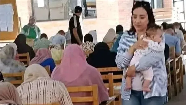 في لحظة إنسانية مؤثرة.. أستاذة جامعية تحمل طفلة رضيعة أثناء امتحان طالبتها في بورسعيد في لحظة إنسانية مؤثرة.. أستاذة جامعية تحمل طفلة رضيعة أثناء امتحان طالبتها في بورسعيد