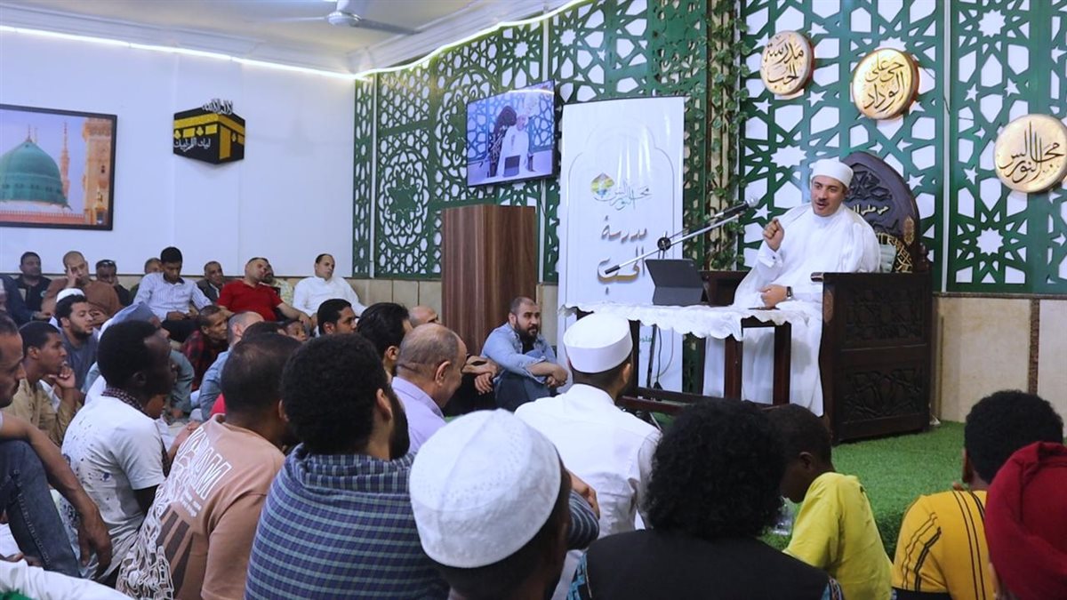 الداعية جابر بغدادي خلال مشاركته بمجالس النور بالحسين