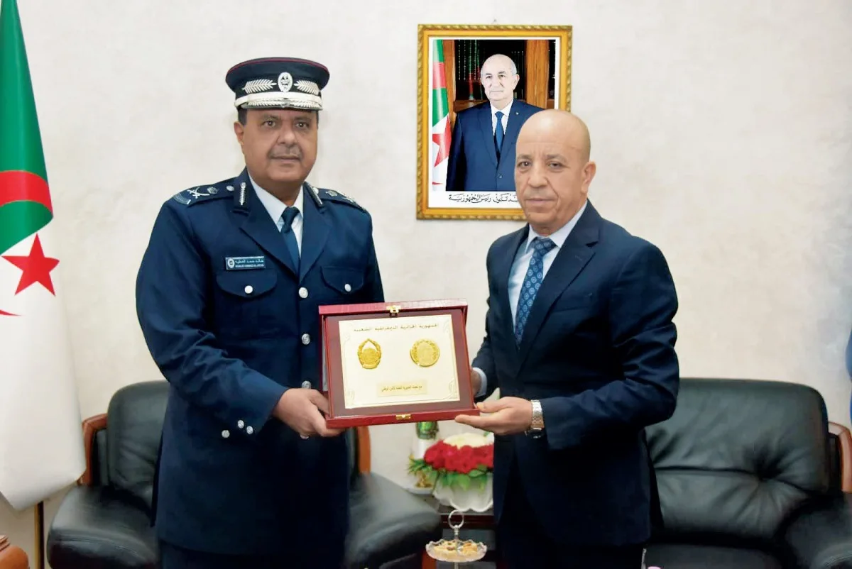 مدير الأمن في الجزائر يستقبل العطية مدير الأمن في الجزائر يستقبل العطية