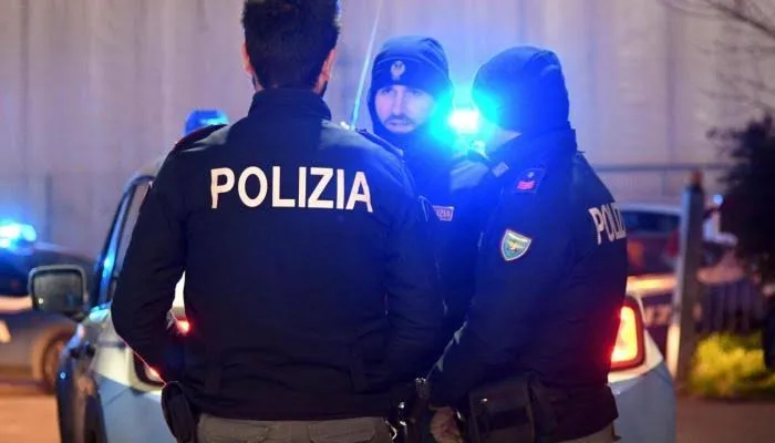 إيطاليا: سقوط شجرة في فينيسيا يُسفر عن إصابة 12 شخصًا، من بينهم سياح دوليين إيطاليا: سقوط شجرة في فينيسيا يُسفر عن إصابة 12 شخصًا، من بينهم سياح دوليين