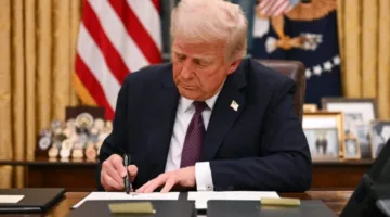 ترمب يطيح بثلاثة مسؤولين داعمين بشدة لإسرائيل من مواقعهم.