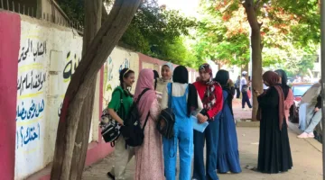 طلاب المرحلة الإعدادية في القاهرة يتوجهون إلى لجان اختبارات الدراسات الاجتماعية وعلوم الكمبيوتر