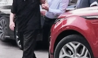 أول الوافدين إلى منزل سميحة أيوب: رشوان توفيق يودع شريكة الحياة (صور)