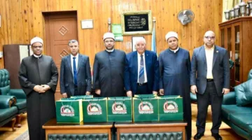 الأمين العام للمجلس الأعلى للشؤون الإسلامية يقدم مجموعة من إصدارات المجلس إلى كلية الشريعة