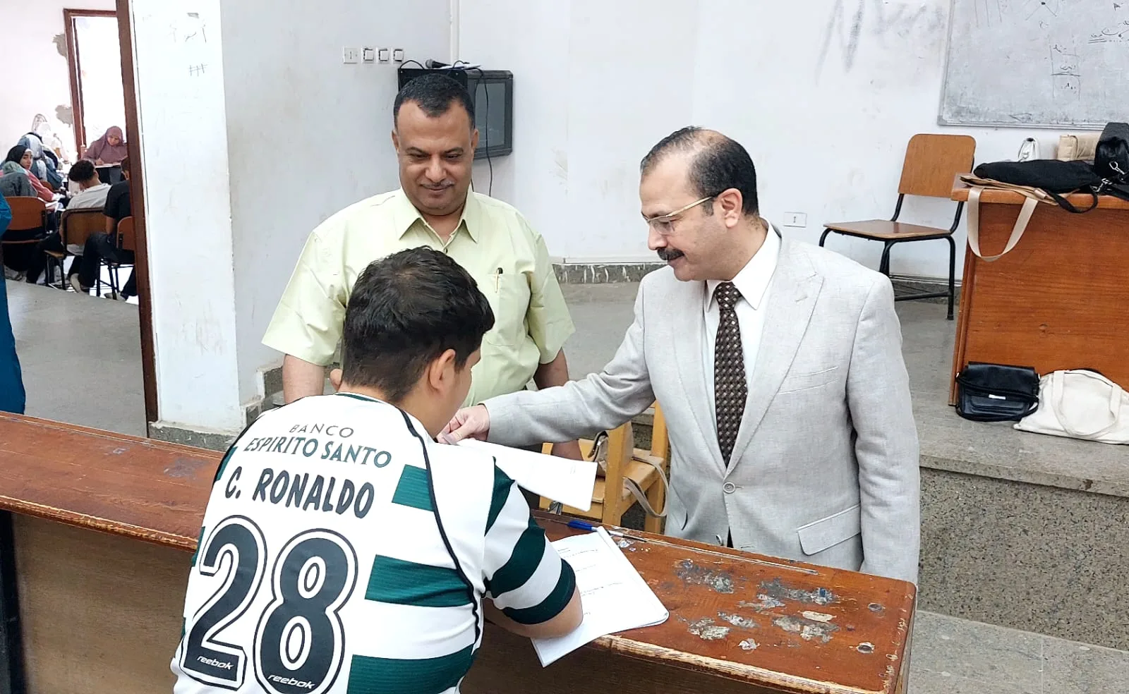 نائب رئيس جامعة بنها يزور لجان امتحانات الفصل الدراسي الثاني