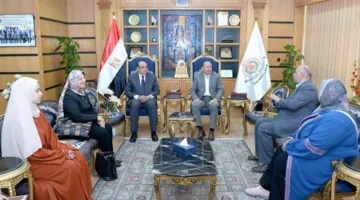 تكريم رئيس جامعة المنصورة لطالبتين من كلية التربية للطفولة المبكرة تقديراً لتميزهما