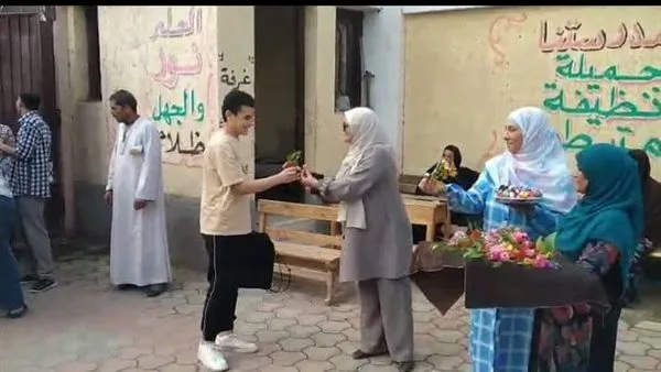 استقبال طلاب الشهادة الإعدادية بالورود والشوكولاتة في عدة إدارات تعليمية بالفيوم استقبال طلاب الشهادة الإعدادية بالورود والشوكولاتة في عدة إدارات تعليمية بالفيوم