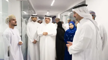 وزير الصناعة والتجارة في البحرين يقوم بزيارة مركز الشباب
