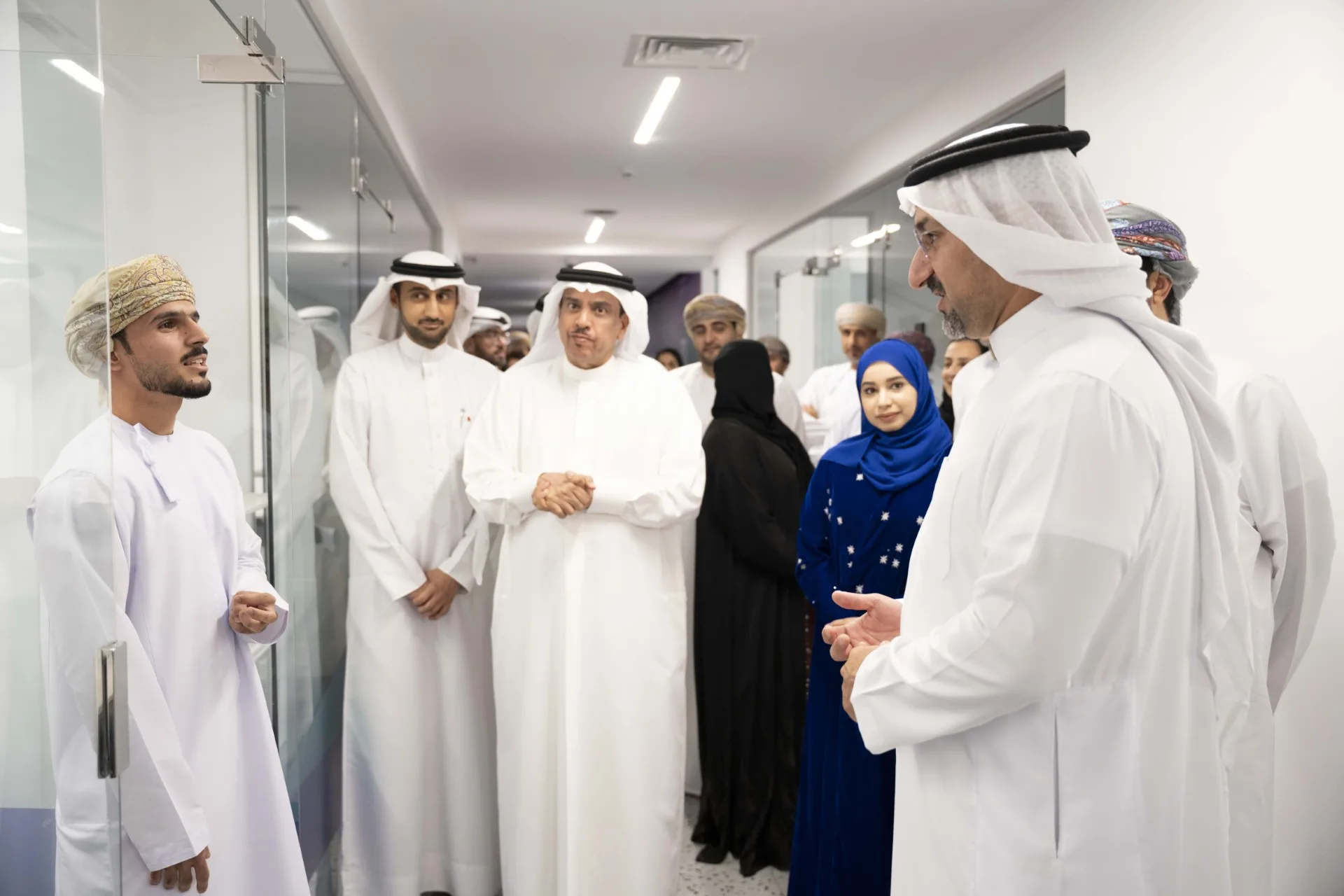 وزير الصناعة والتجارة في البحرين يقوم بزيارة مركز الشباب