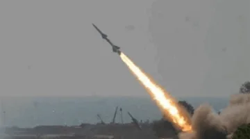 لحظة اعتراض صاروخ أُطلق من اليمن فوق مدينة القدس المحتلة