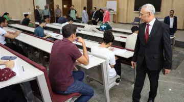رئيس جامعة المنيا يراقب سير امتحانات الجامعة الأهلية بمنيا.