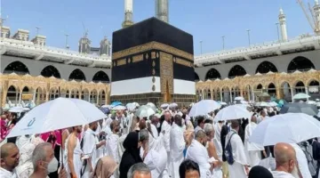 حجاج بيت الله الحرام ينطلقون إلى منى لبدء يوم التروية تحضيراً لمناسك الحج.