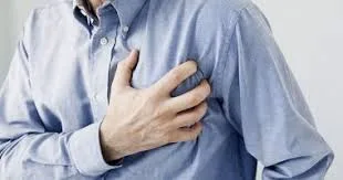 أسباب طبية ونفسية وراء تسارع نبضات القلب المفاجئ: متى يصبح الأمر مقلقاً؟