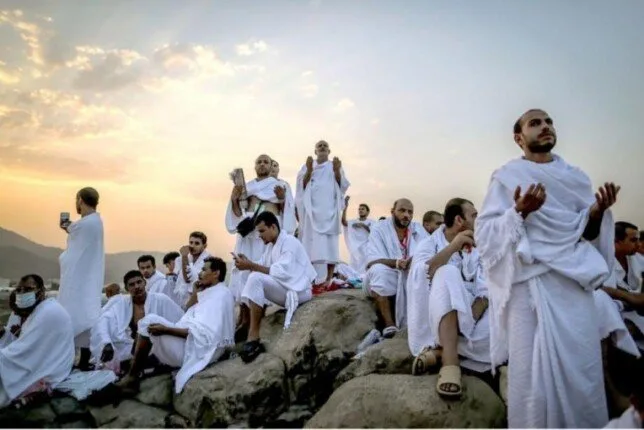 انطلاق تصعيد حجاج القرعة إلى عرفة لأداء ركن الحج الأساسي. انطلاق تصعيد حجاج القرعة إلى عرفة لأداء ركن الحج الأساسي.