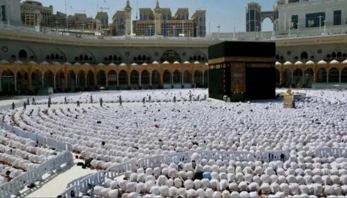 حجاج بيت الله الحرام ينطلقون نحو مشعر منى لأداء يوم التروية. حجاج بيت الله الحرام ينطلقون نحو مشعر منى لأداء يوم التروية.