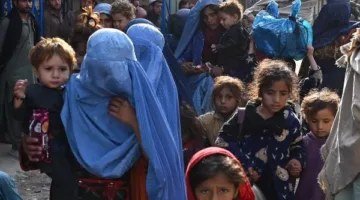 تهجير مئات الآلاف من اللاجئين الأفغان من باكستان خلال فترة شهرين