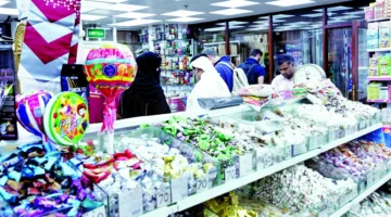 زينة العيد تضفي جمالاً على واجهات محلات سوق واقف