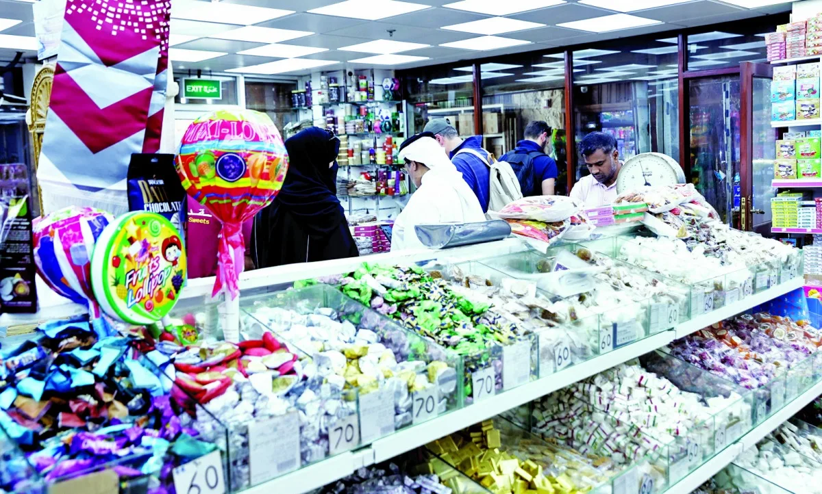 زينة العيد تضفي جمالاً على واجهات محلات سوق واقف زينة العيد تضفي جمالاً على واجهات محلات سوق واقف