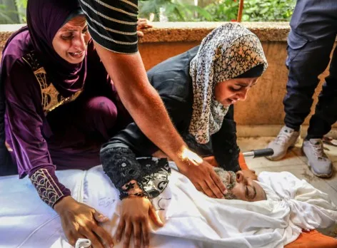 الجيش الإسرائيلي ينفذ هجومًا مميتًا على خيمة تأوي نازحين في مدرسة بجنوب قطاع غزة، مما أسفر عن سقوط 14 شهيدًا بينهم نساء وأطفال. الجيش الإسرائيلي ينفذ هجومًا مميتًا على خيمة تأوي نازحين في مدرسة بجنوب قطاع غزة، مما أسفر عن سقوط 14 شهيدًا بينهم نساء وأطفال.