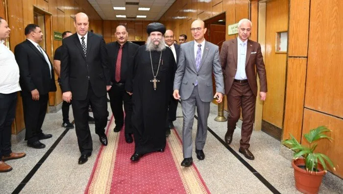 رئيس جامعة أسيوط يلتقي قادة الكنائس للاحتفال بعيد الأضحى المبارك