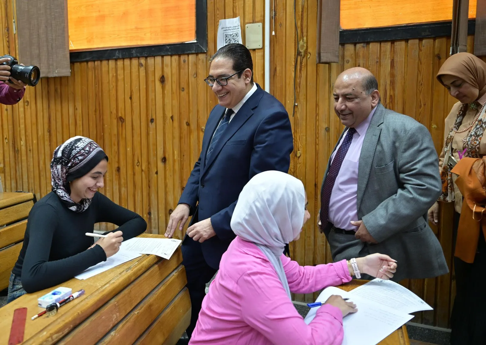 رئيس جامعة القاهرة يزور كليات “الاقتصاد والآداب والإعلام” لمتابعة سير الامتحانات رئيس جامعة القاهرة يزور كليات “الاقتصاد والآداب والإعلام” لمتابعة سير الامتحانات