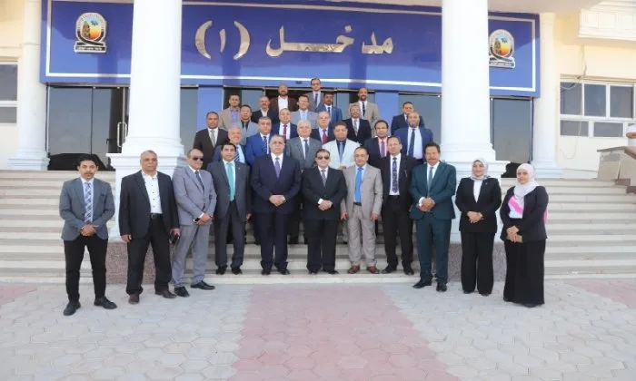 رئيس جامعة جنوب الوادي يلتقي بنقيب المحامين