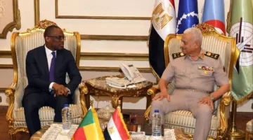 وزير الدفاع يجتمع بنظيره من بنين لبحث سبل التعاون في مجالات الدفاع والأمن