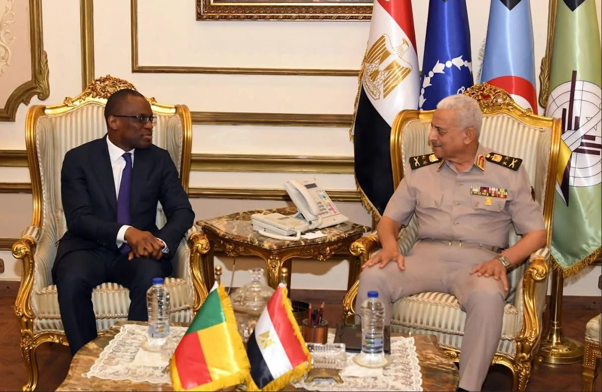 وزير الدفاع يجتمع بنظيره من بنين لبحث سبل التعاون في مجالات الدفاع والأمن وزير الدفاع يجتمع بنظيره من بنين لبحث سبل التعاون في مجالات الدفاع والأمن