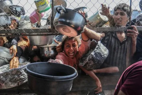تلغراف: في قلب وكالة الإغاثة التي تنشر الرعب والفوضى في غزة