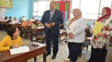 مدير تعليم بورسعيد يراقب اختبارات مادة العلوم للمرحلة الإعدادية في إدارة شرق التعليمية