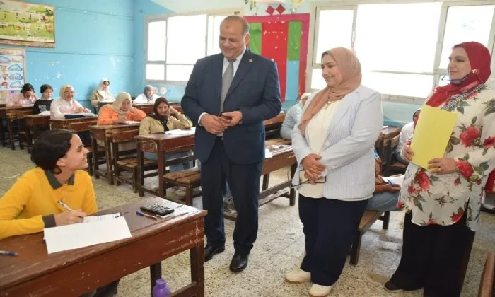 مدير تعليم بورسعيد يراقب اختبارات مادة العلوم للمرحلة الإعدادية في إدارة شرق التعليمية مدير تعليم بورسعيد يراقب اختبارات مادة العلوم للمرحلة الإعدادية في إدارة شرق التعليمية