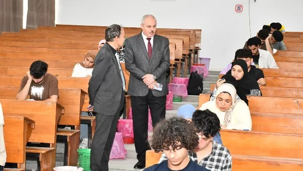 رئيس جامعة قناة السويس يزور كلية الزراعة لمتابعة سير الامتحانات رئيس جامعة قناة السويس يزور كلية الزراعة لمتابعة سير الامتحانات