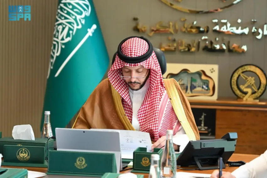 محافظ الطائف يستعرض الخدمات المتوفرة في مطار الطائف
