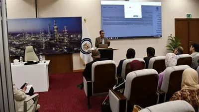 ثماني شاشات وخمس جهات في ورشة نفطية لتعزيز نظام إدارة الأصول إلكترونيًا.