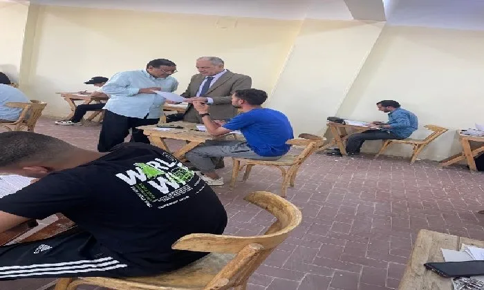 رئيس جامعة أسوان يجري جولة تفقدية لامتحانات كلية هندسة الطاقة