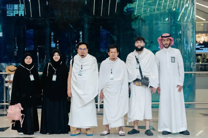 حجاج إندونيسيا: برنامج ضيوف خادم الحرمين الشريفين للحج يمثل دليلاً واضحاً على الدور الرائد الذي تؤديه المملكة في خدمة الإسلام والمسلمين. حجاج إندونيسيا: برنامج ضيوف خادم الحرمين الشريفين للحج يمثل دليلاً واضحاً على الدور الرائد الذي تؤديه المملكة في خدمة الإسلام والمسلمين.