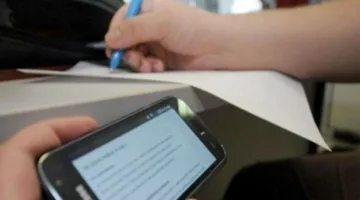 طالبتان اعتُقلا بتهمة احتيال المواطنين عبر نشر أسئلة امتحانات الإعدادية.