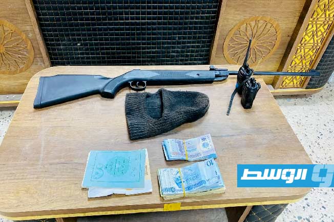 المضبوطات التي كانت بحوزة أفراد التشكيل العصابي الذي ألقي القبض عليه متلبسا بسرقة أغنام في اجدابيا. (مديرية الأمن)
