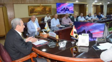 بالصور: محافظ الغربية يستعرض أوضاع المباني المهددة بالسقوط ويناقش تنظيم الأنشطة الصناعية والتجارية.