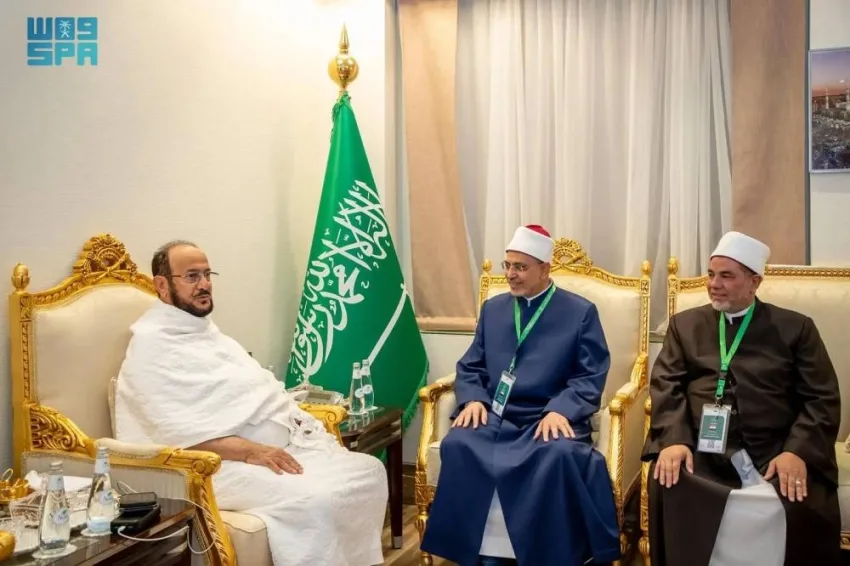 الأستاذ الدكتور عبداللطيف آل الشيخ يرحب بالدكتور سلامة والدكتور رمضان الأستاذ الدكتور عبداللطيف آل الشيخ يرحب بالدكتور سلامة والدكتور رمضان