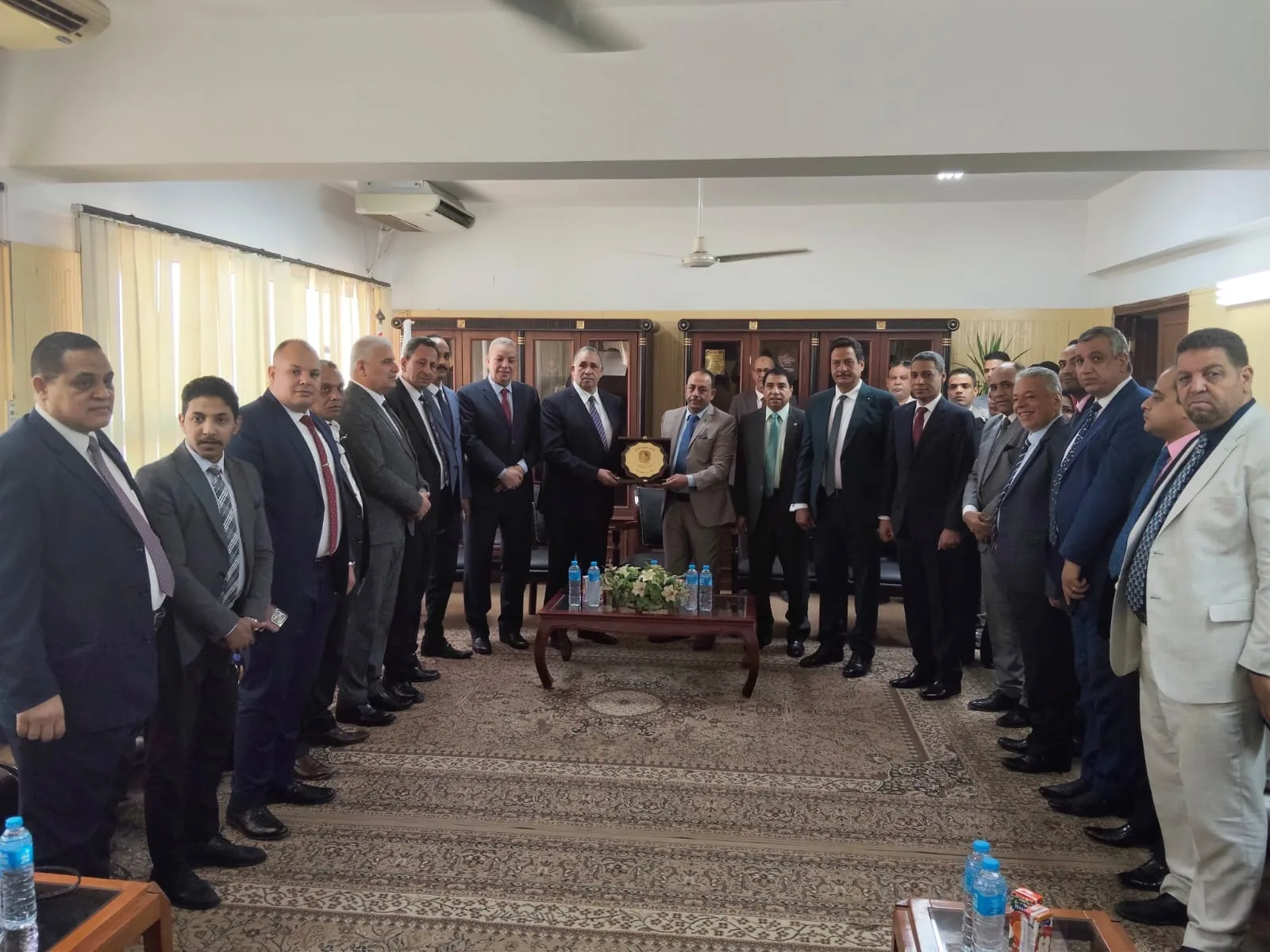 عميد كلية الحقوق في قنا يرحب بنقيب المحامين بعد مراسم أداء اليمين للأعضاء الجدد عميد كلية الحقوق في قنا يرحب بنقيب المحامين بعد مراسم أداء اليمين للأعضاء الجدد