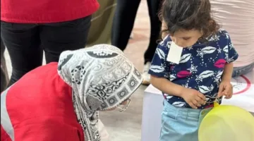 «الهلال الأحمر المصري» يقدم هدايا ملابس العيد للأطفال في الأسر الفلسطينية والمصرية ذات الاحتياجات الكبيرة.