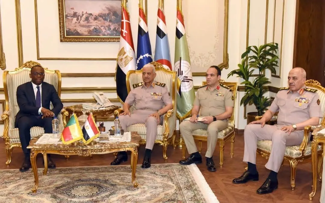 القائد العام للقوات المسلحة يجتمع مع وزير خارجية بنين لاستعراض سبل التعاون العسكري والأمني. القائد العام للقوات المسلحة يجتمع مع وزير خارجية بنين لاستعراض سبل التعاون العسكري والأمني.